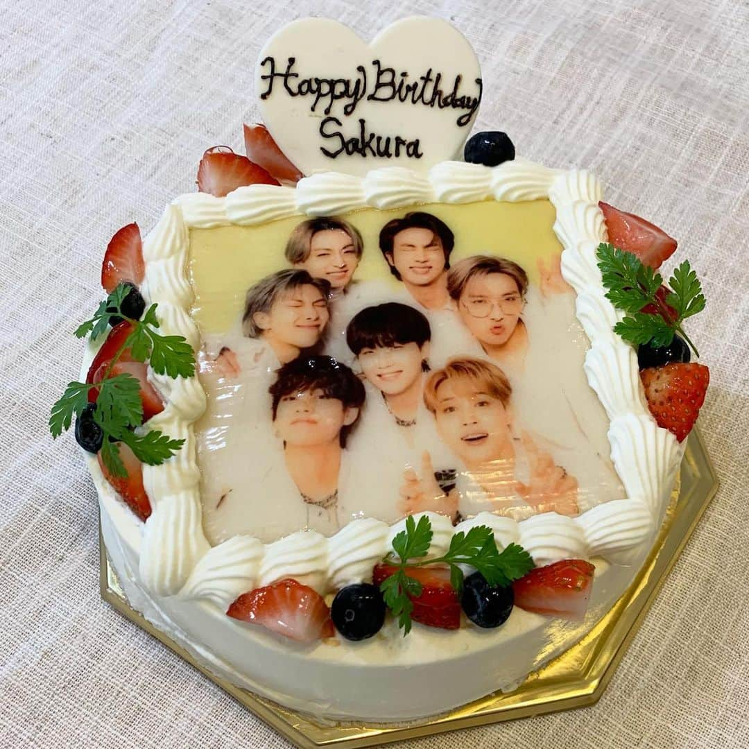 あゆちゃんのインスタグラム：「🤨🎂💜🥂 ⁑ ⁑ #お誕生日ケーキ#ケーキ#BTS#防弾少年団#방탄소년단#次女#4歳#テテペン#記録」