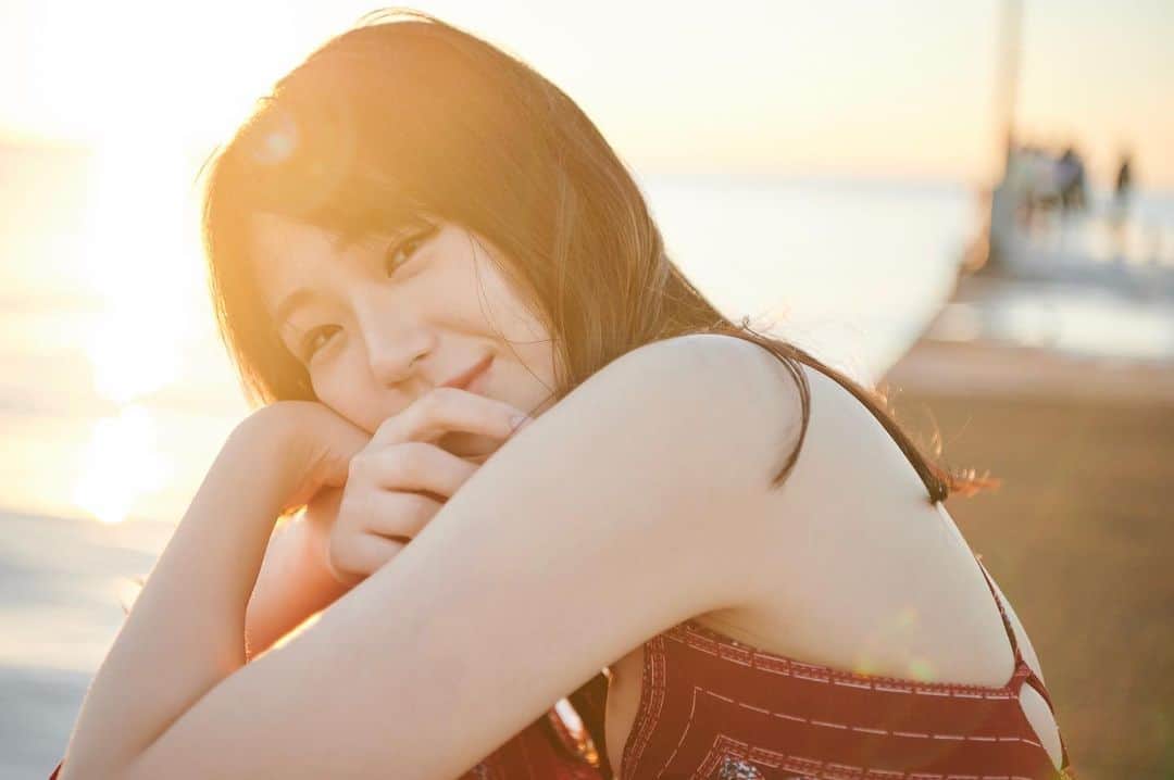 長谷川かすみのインスタグラム：「フォトブックのお気に入りカット公開📸  この日は夕焼けがすごく綺麗で胸がいっぱいになりました！」