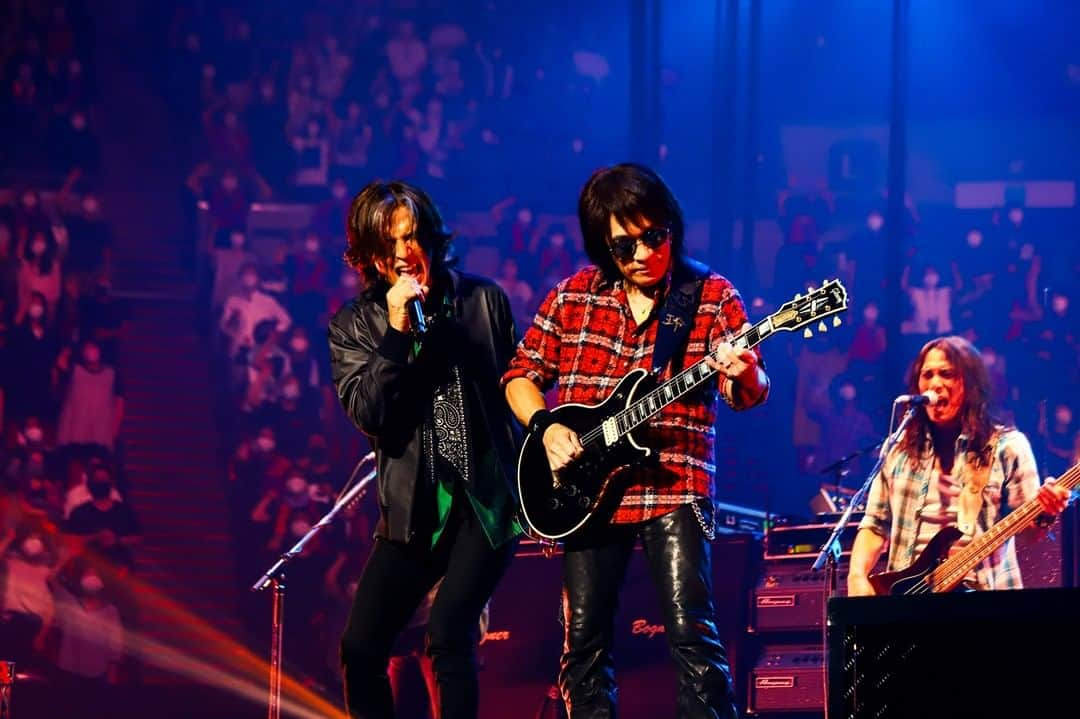 B’zさんのインスタグラム写真 - (B’zInstagram)「B’z presents UNITE #01  Look back on B’z #UNITE01 in Osaka Thank you for all your support!!   Mr.Childrenと共演した大阪公演の模様は、本日23:59までの配信となります！ 配信終了後は観ることができませんので、絶対にお見逃しなく！  https://bz-vermillion.com/unite/streaming.html  #Bz #MrChildren #大阪 #コラボ #ライブ #配信ライブ」10月10日 12時00分 - bz_official_insta