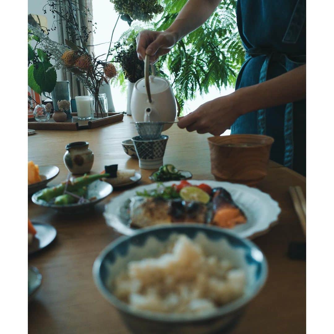 高山都さんのインスタグラム写真 - (高山都Instagram)「面倒だなーって思っても、自分でいれるほうじ茶が美味しい。 金網つじ @toru_tsuji_1981 の茶こしが美しくって、道具って、もちろん美味しく飲むためにも必要なんだけど、気分上げてくれるものだなーと思う。 お皿は #文祥窯 @bunshogama 古伊万里、　松本かおるさん @runkao_ とかとか。」10月10日 11時53分 - miyare38