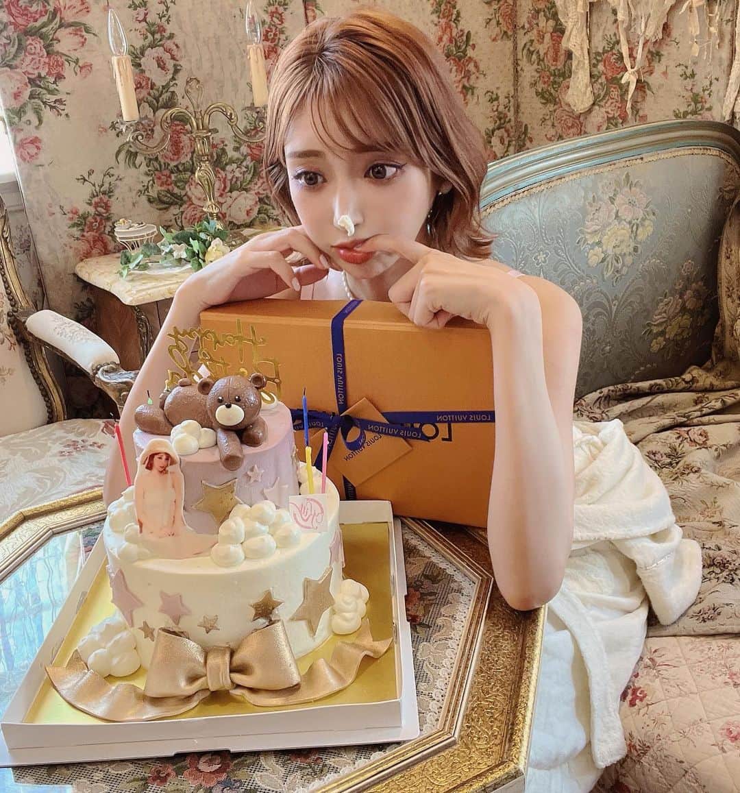 明日花キララのインスタグラム：「🎁 今年も @dazzy_official さんにお祝いして頂きました👸🏼❤︎ いつもありがとうございます！！  昨年に引き続き @kitt.official さん可愛いケーキありがとうございます🤍おいしかた🥱」