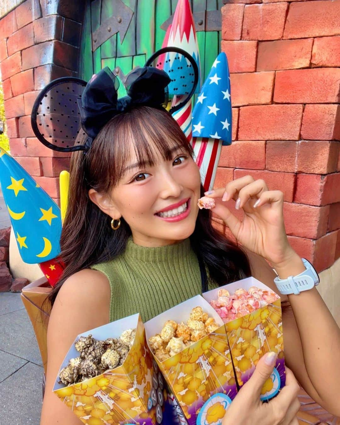 さーたんさんのインスタグラム写真 - (さーたんInstagram)「* * * #食いしん坊 BIG POPで全種類買った🍿🍿🍿 * 2日間食べまくってさすがに浮腫がすごい😂💦 * * チートデイや調整含めてお食事記録は Follow me か HEALPYで📝 * * #ディズニー #ディズニーランド #ディズニーシー #東京 #東京ディズニーランド #tdl #tds #誕生日 #バースデー #前夜祭 #デブ活 #ミッキー #ミニー #ビッグポップ #ポップコーン #チートデイ」10月10日 12時11分 - saachi_10