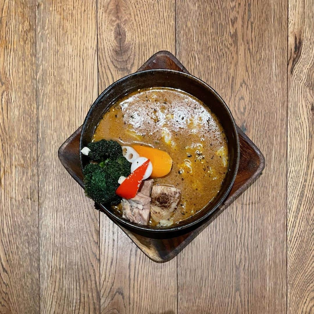 ケイン・デニスのインスタグラム：「#garaku  ＃北海道　に遊びに来た2日目なう。 昨日は #スープカレー を食べる為に ガラクへ行ってきた。 もうね、感動する。こんなに美味しく調理した 野菜。特にブロッコリーどうやってんの？ ってくらい美味しい。 入っている一品一品を突き詰めてる感じで感動させてもらった。  ハッシュタグ #レトルト売ってた #でも買わなかった  #スープカレー　＃カレー部　#カレー #札幌　#札幌カフェ　#札幌ランチ　#札幌ディナー #北海道カフェ　#北海道ランチ　#北海道ディナー #ランチ　#カフェ　#カフェ活　#カフェ巡り　#ディナー #グルメ好きな人と繋がりたい」