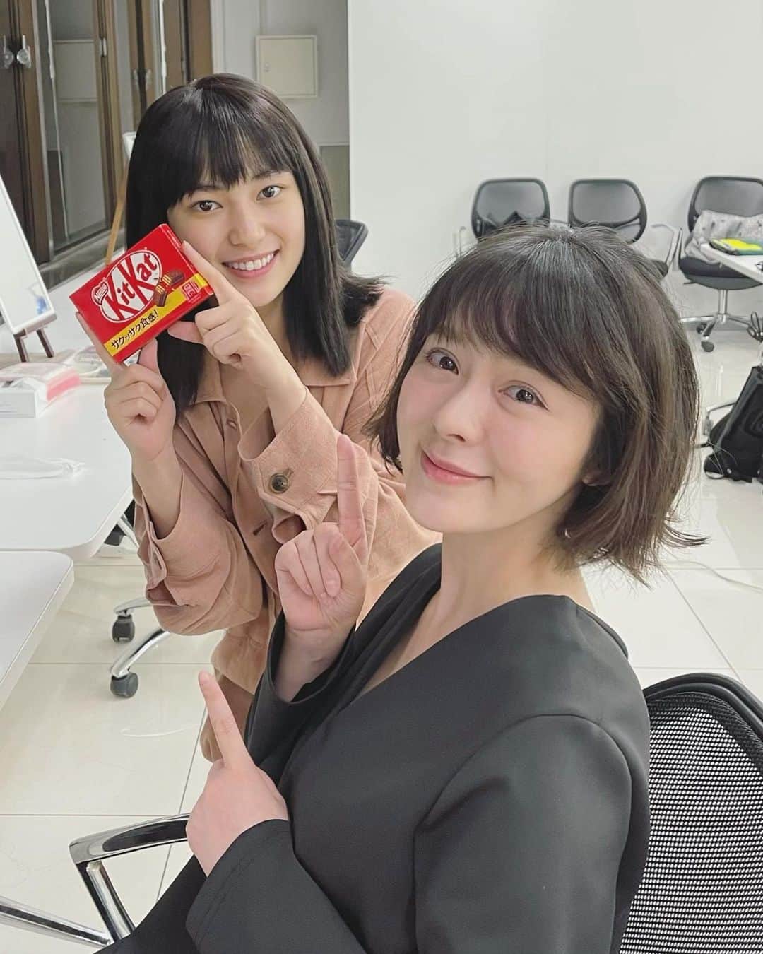 貫地谷しほりのインスタグラム：「顔だけ先生 １話観てくださってありがとうございます！ 写真は妃菜ちゃんと。 「今日の貫地谷さんの出番を見たら朝から最後までだったので」 とキットカットをくれました。 ありがとう。 心がポカポカの毎日です。 #土ドラ #顔だけ先生 #田幡妃菜 #ええ子やなぁ #おばちゃんのひとりごと」