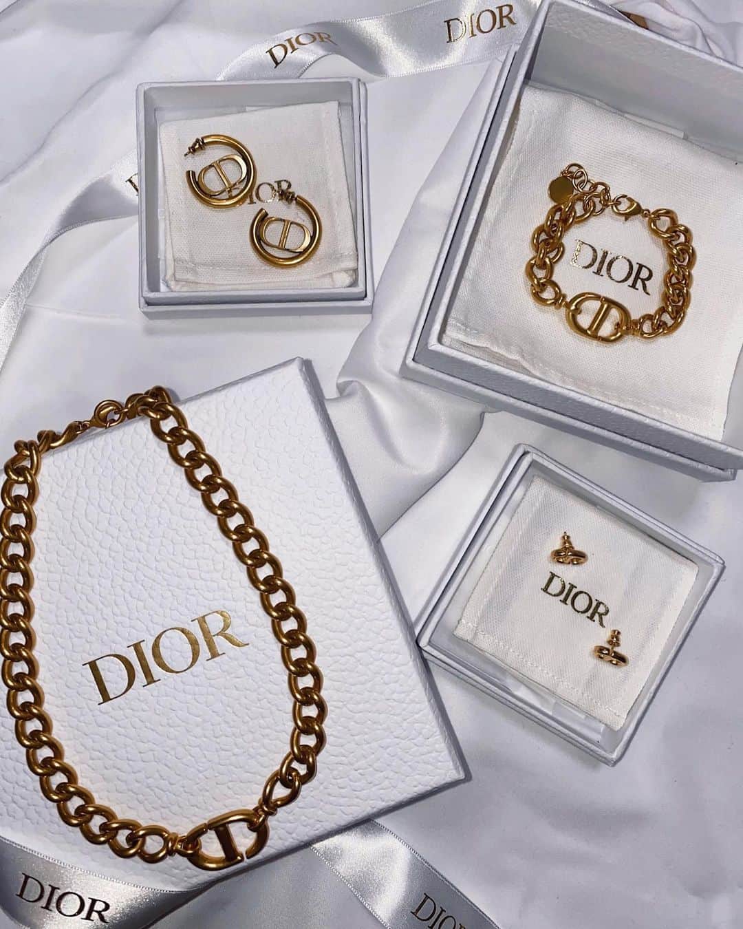 甲村仁絵さんのインスタグラム写真 - (甲村仁絵Instagram)「.  購入品いつも写真撮る前に使っちゃって 撮るのめんどくさくなって結局まとめ撮り🤣 最近Dior好き！！！  #dior #購入品」10月10日 13時01分 - hitoe_style
