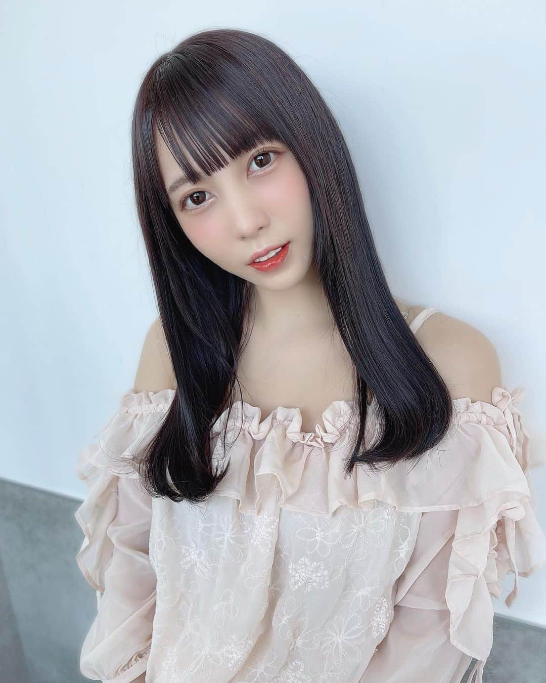 髙木由莉愛のインスタグラム：「今回のカラーが色落ちも含めて 良すぎるのでご紹介🥺👏✨  チョコレート系のブラウンに少しラベンダーを混ぜてくださったのですが 最初は結構暗めで透明感ある感じだったけどそこから数日経った今は茶色でこれまたすごく可愛い色です🥺✨ 色落ちも楽しめるカラーなのできっと次も同じ感じにしてもらうかも🐶 写真じゃ余り伝わらなくて申し訳ない、、  #やまモテヘア #ヘアカラー #美容室 #美容院 #原宿 #トリートメント #サロモ #アイドル」