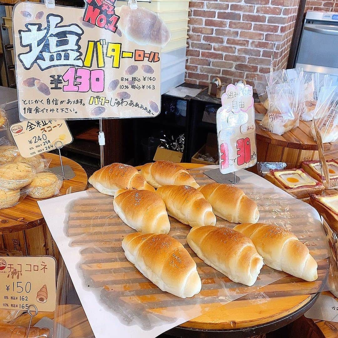 トロたんさんのインスタグラム写真 - (トロたんInstagram)「ご存知小麦粉ラバー パン大好きトロたん🥖🍞🥐🥞🍔🌭🍕 曳舟の駅前にある オットポンさん@taka8sei1の自慢の 食パンと塩パンを頂きました🥺✨ 食パンは 焼きたてでふわふわで 芳醇な香りのパン🥺✨🍞 塩パンも絶妙な塩加減と優しい甘さでとっても美味しかったです🥰 イートイン利用ではコーヒーもサービスして頂けます🥺☕💭💕 このコーヒーも美味しかったヾ👏 大好きななベーコンエピとチョココロネお買い上げ✨ カツサンドも買いましたが、 お肉が柔らかくてボリューミーで 美味しかったです(*´◒`*)🍞 大人気のパン屋さんでした🍞  #パン大好き #パン #焼きたてパン #パンすき#パン屋 #美味しい #美味しいパン #美味しいパン屋さん #ぱん #ぱんすたぐらむ #パンスタグラム #食パン #塩パン pr @taka8sei1 #オットポン #墨田区パン屋 #テイクアウトパン」10月10日 13時12分 - torotan_tan