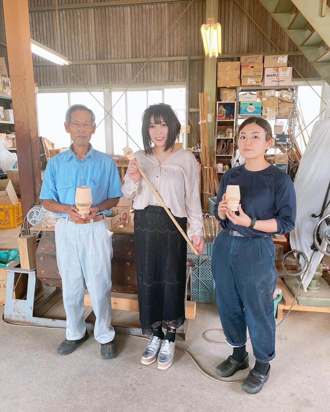 鈴華ゆう子さんのインスタグラム写真 - (鈴華ゆう子Instagram)「全国の和傘の「ろくろ」という部品を作っている日本最後の職人である長屋一男さんにお会いしてきました。 工場を見学させて頂きました。 長屋さん、骨がその形にかたまりまさに職人の手をしていました。 長屋さんの元には、おひとり若い女性の見習いをされている方がいらっしゃいました。少し前からいらっしゃったようです。 血が繋がっているわけではありませんが、なんと偶然同じ苗字の長屋さんとおっしゃいます。 何年もかかるそうですが、修行中とのことでした。 長屋さん「そろそろ終わりにしようかと思ったが、引き継ぎが完了するまでやめられません。あと3年、最低でも急いであと3年はやって、なんとか最低限の技術を伝えなければ。」 そう仰っていました。 実際にお会いすることで、現実味が増しました。その思いを、ほんの少しずつでも代弁出来ればなと思いました。 長屋さん「大変なのはうちだけじゃないんです、小売業はみんな苦しんでいる。ほんとうちだけではないのでそれをどうか伝えてください。 こうして、注目してくれること、本当に本当に感謝しています。皆さんが支援してくださるから、辞めずになんとか続けられているです。」 と、何度も仰っていました。 #岐阜和傘 #ろくろ職人 #たる募金 #和傘  #後継者育成 #鈴華ゆう子 #和楽器バンド #wagasa #Wagakkibnd」10月10日 13時27分 - yuko.suzuhana