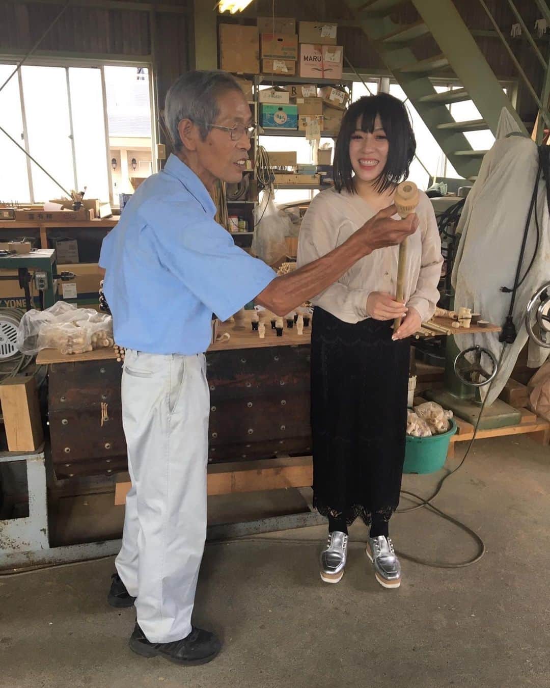 鈴華ゆう子さんのインスタグラム写真 - (鈴華ゆう子Instagram)「全国の和傘の「ろくろ」という部品を作っている日本最後の職人である長屋一男さんにお会いしてきました。 工場を見学させて頂きました。 長屋さん、骨がその形にかたまりまさに職人の手をしていました。 長屋さんの元には、おひとり若い女性の見習いをされている方がいらっしゃいました。少し前からいらっしゃったようです。 血が繋がっているわけではありませんが、なんと偶然同じ苗字の長屋さんとおっしゃいます。 何年もかかるそうですが、修行中とのことでした。 長屋さん「そろそろ終わりにしようかと思ったが、引き継ぎが完了するまでやめられません。あと3年、最低でも急いであと3年はやって、なんとか最低限の技術を伝えなければ。」 そう仰っていました。 実際にお会いすることで、現実味が増しました。その思いを、ほんの少しずつでも代弁出来ればなと思いました。 長屋さん「大変なのはうちだけじゃないんです、小売業はみんな苦しんでいる。ほんとうちだけではないのでそれをどうか伝えてください。 こうして、注目してくれること、本当に本当に感謝しています。皆さんが支援してくださるから、辞めずになんとか続けられているです。」 と、何度も仰っていました。 #岐阜和傘 #ろくろ職人 #たる募金 #和傘  #後継者育成 #鈴華ゆう子 #和楽器バンド #wagasa #Wagakkibnd」10月10日 13時27分 - yuko.suzuhana