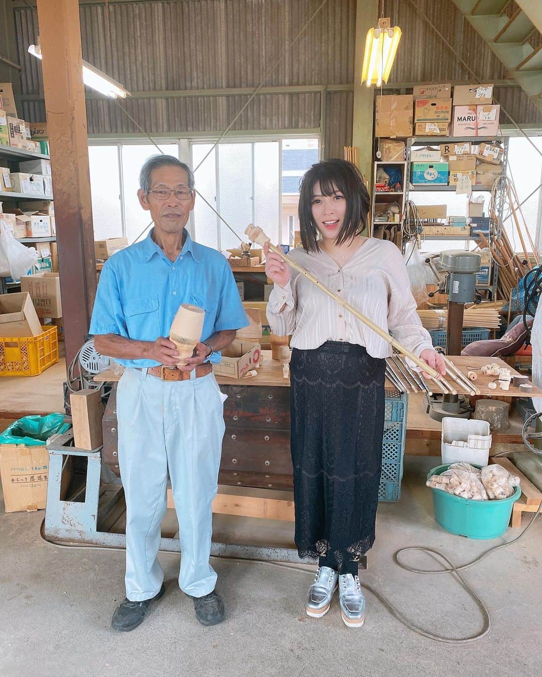 鈴華ゆう子のインスタグラム：「全国の和傘の「ろくろ」という部品を作っている日本最後の職人である長屋一男さんにお会いしてきました。 工場を見学させて頂きました。 長屋さん、骨がその形にかたまりまさに職人の手をしていました。 長屋さんの元には、おひとり若い女性の見習いをされている方がいらっしゃいました。少し前からいらっしゃったようです。 血が繋がっているわけではありませんが、なんと偶然同じ苗字の長屋さんとおっしゃいます。 何年もかかるそうですが、修行中とのことでした。 長屋さん「そろそろ終わりにしようかと思ったが、引き継ぎが完了するまでやめられません。あと3年、最低でも急いであと3年はやって、なんとか最低限の技術を伝えなければ。」 そう仰っていました。 実際にお会いすることで、現実味が増しました。その思いを、ほんの少しずつでも代弁出来ればなと思いました。 長屋さん「大変なのはうちだけじゃないんです、小売業はみんな苦しんでいる。ほんとうちだけではないのでそれをどうか伝えてください。 こうして、注目してくれること、本当に本当に感謝しています。皆さんが支援してくださるから、辞めずになんとか続けられているです。」 と、何度も仰っていました。 #岐阜和傘 #ろくろ職人 #たる募金 #和傘  #後継者育成 #鈴華ゆう子 #和楽器バンド #wagasa #Wagakkibnd」