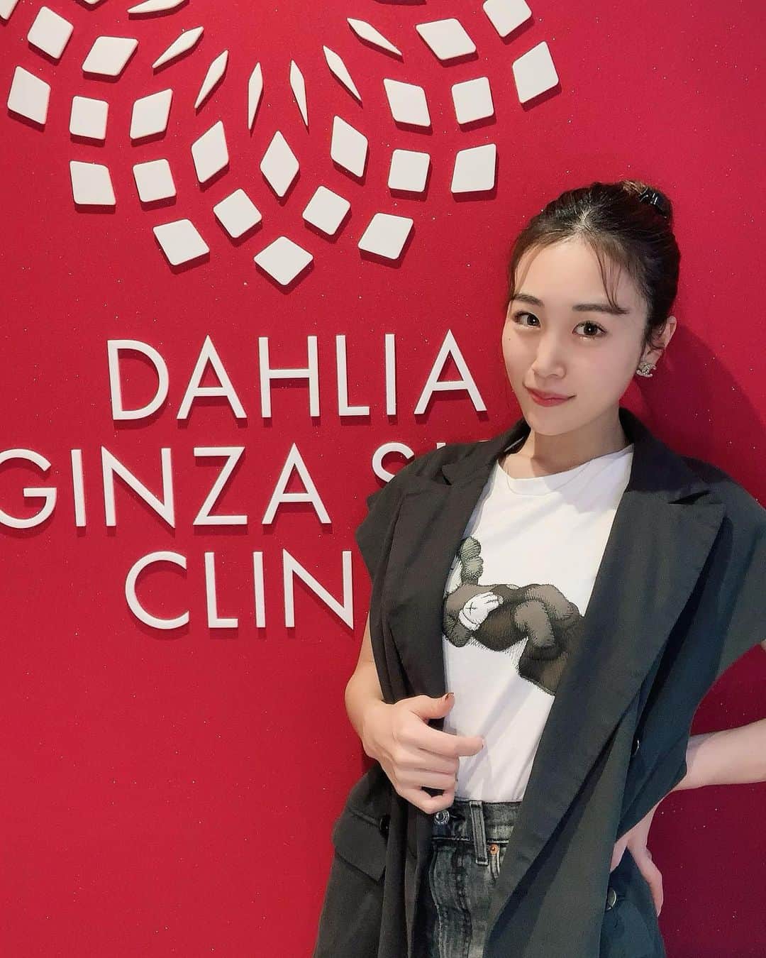 のインスタグラム：「＊ もぅすっかり秋模様ですね…🧘🏻‍♀️🍁 . 先日、ダリア銀座スキンクリニックへ🏥✨ ▶︎▶︎ @dahliagsc  人生初"美白 水光注射"をして頂きました♡ . 極細の針を使って肌に美容成分を直接注入していくので 注射嫌いの私はかなり構えてましたが、、 クリニック全体の落ち着いた雰囲気と 塗る麻酔の効きが凄くて、リラックスできたし 顔に針が刺さっている感覚はなかったです😊❤️‍🩹 強めにつままれてる感じかな🪄 . 2.3日は赤みや内出血がでるけど、 経過が楽しみ🤍 . ありがとうございました☺️🤲🏻 . 🌷私の投稿見ましたとお伝え頂くと、 初診の方限定で施術1割引きが適応されます🌷  #ダリア銀座スキンクリニック #ダリア銀座　 #ダリア美肌 #スキンケア #美容皮膚科 #施術名 #PR 【 https://dahlia-gsc.com 】」