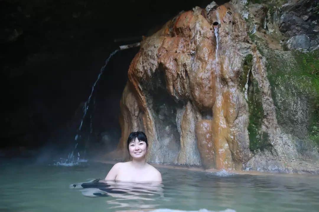 しずかちゃんのインスタグラム：「今夜公開の動画はここ 洞窟風呂で有名な富山県にある混浴温泉 コロナ流行前の貴重な映像は2年前の11月 これからの時期紅葉がとってもキレイだよ」