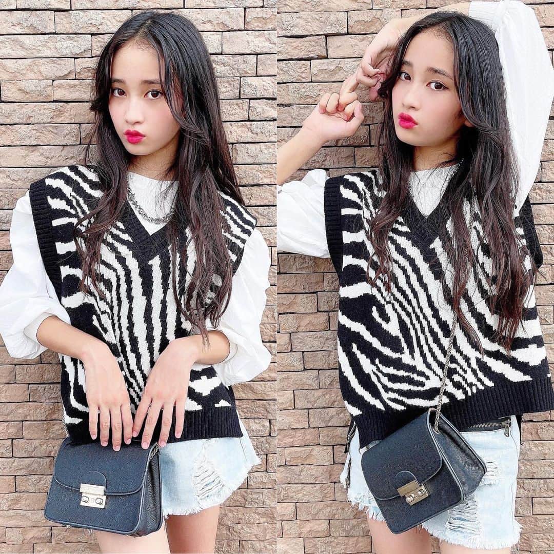 のインスタグラム：「. 投稿し忘れ😭 10月だけど暑すぎる。 明日からまた学校頑張ろ🦓💕 ニットベスト @shantihearts  後半の写真カチューシャ @cocobambi2020   #instagram #instagood #love #fashion #韓国ファッション #instalike #instalove #black #white #ootd #ootdfashion」