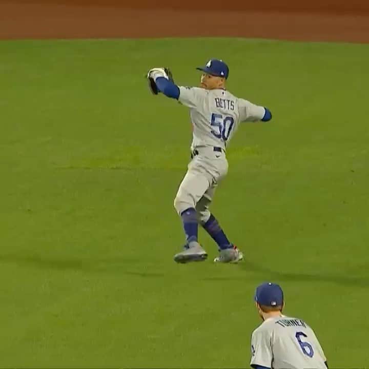 ジャスティン・ターナーのインスタグラム：「DON’T RUN ON MOOKIE 💪🏽💪🏽💪🏽」