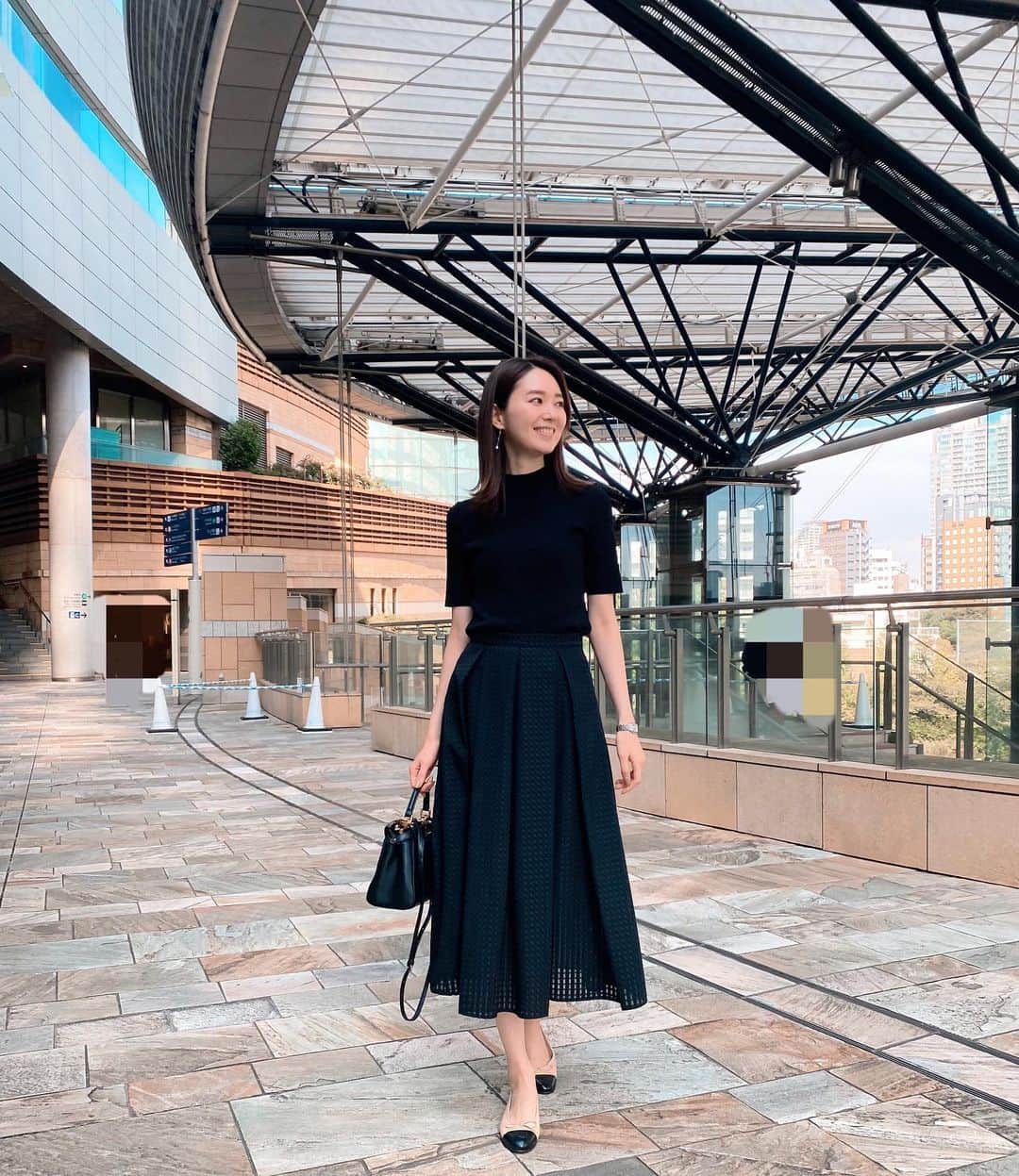 橋本まゆのインスタグラム：「Black🖤🤎  #ootd#ママコーデ#女の子のママ」