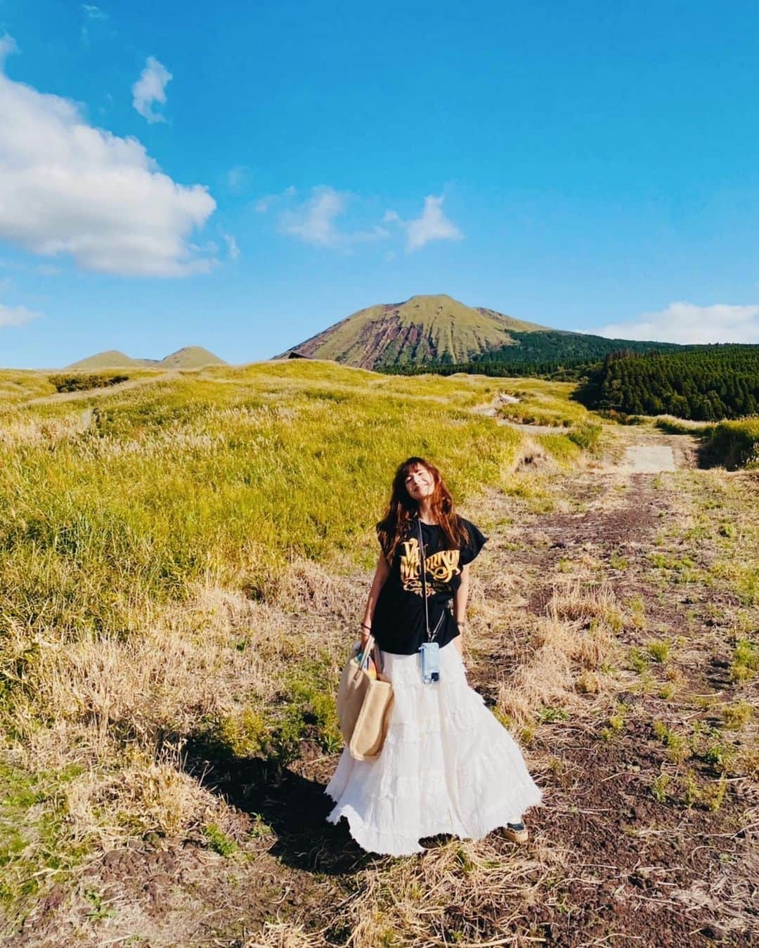 スザンヌさんのインスタグラム写真 - (スザンヌInstagram)「暑すぎて🏔 （10月の阿蘇ではありえない気温） @irojikake  色仕掛タイダイ💛💙💚💓を着てたかったけど、 後半はいろいろ脱いで真夏の格好😂  阿蘇、やっぱりすき♡♡♡」10月10日 16時10分 - suzanneeee1028