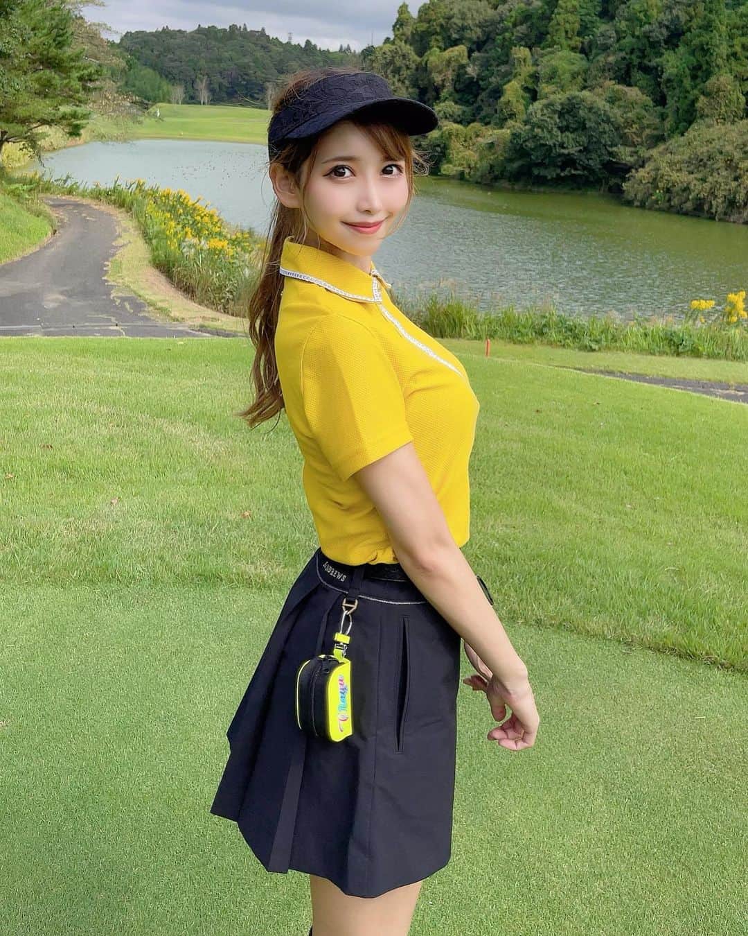 のインスタグラム：「. 昨日は、48.42で90（32putt）でした！🥺 前半ボロボロすぎて泣きそうだった。。 強風だったしな〜😵‍💫🌬 風が強い日苦手すぎる🌬 . ウェアは @standrews_jp 💛🖤 マスタードっぽいイエローっていうのかな？首元がキラキラしててかわいい✨ これの長袖バージョンのイエローもげっとしちゃった💛 スカートは後ろがプリーツになってるの！！🥰 . てかね、左肩が痛くて思うように振れなかった。🥲そして未だに痛い🥲 ゴルフで痛いのか、他に原因があるのかわからないんだけど、左肩痛くなったことある人いる？？🥺 . #ゴルフ女子#ゴルフ初心者#ゴルフ#ゴルフ好き#ゴルフ好きな人と繋がりたい#ゴルフウェア#ゴルフコーデ#ゴルフファッション#ゴルフ女子コーデ#セントアンドリュース#成田ゴルフ倶楽部 #standrews#golf#golfwear#golfswing#golfstagram#golfgirl#golflife#japan#japanesegirl」