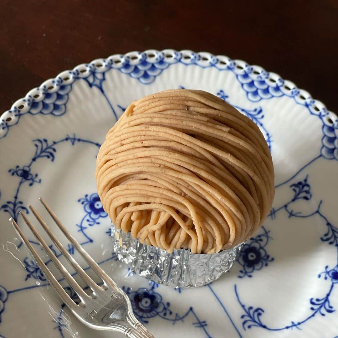 沢瀉美緒さんのインスタグラム写真 - (沢瀉美緒Instagram)「※ 🌰time✨ . @shizukalabo のこのモンブランが 食べてみたかったの💛 . ちょっと香ばしいメレンゲと生クリームと 栗が中に隠れてるシンプルなモンブラン🌰✨ . 素材が生かされていて とっても美味しかったです✨ . 洋梨のショートケーキも個人的には スーパーショートケーキシリーズより 美味しかったかも…笑 . . #shizukalabo #シヅカ洋菓子店自然菓子研究所 #シヅカ洋菓子店 #モンブラン #ショートケーキ #ミオログ」10月10日 16時28分 - mio_omodaka