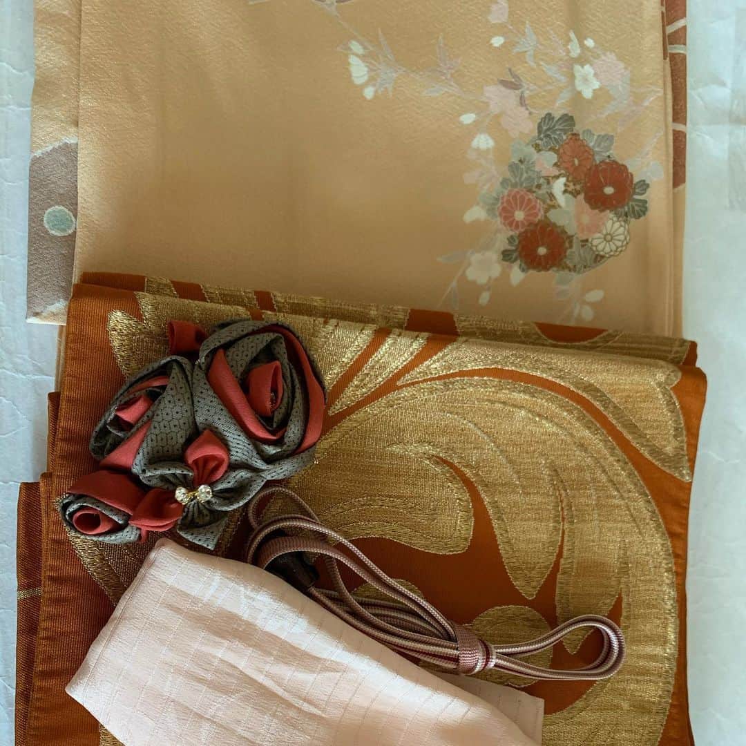 南かおりのインスタグラム：「ほんとは朝から着物着てお出かけする予定でありました。ブログ更新しました  ってゆーか。30度超えてたよね（笑）なんなら夏の着物の気温だよね💦  とはいえ。 季節を表現するできるのも着物の良さ👘  ま。結局着てないけどw」