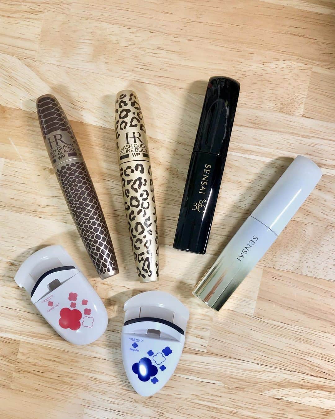 ミツコさんのインスタグラム写真 - (ミツコInstagram)「10年以上ヘレナのマスカラを愛用し続けてきたわたしに、SENSAIのマスカラという新たな風が吹いた話🌬  #ミツコスメ #マスカラ #ヘレナルビンスタイン #センサイ #コバコ #コスメ #エッセイ漫画 #コミックエッセイ #美容 #コミック #漫画 #helenarubinstein #sensai #kobako #化粧品 #イラストエッセイ #絵日記」10月10日 16時58分 - __3__2__5__