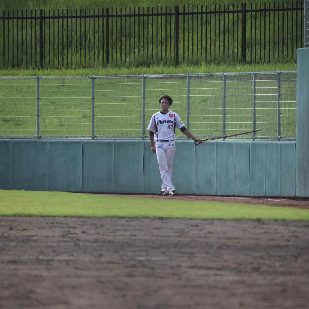 坂田将人さんのインスタグラム写真 - (坂田将人Instagram)「〜ご報告〜  今シーズンをもちまして20年間の野球生活に区切りをつける事を決意致しました。 20年間という長い年月の中で、プロ野球選手としては11年間過ごす事ができました！ 思い返すと度重なる故障で1年間を通して野球ができたシーズンは3.4年程でした。 そんな中でもたくさんのご縁に恵まれ、支えられ、僕が何度弱音を吐いても、挫けそうになっても、僕より諦めないで応援して下さり、背中を押して下さった方々のおかげでここまで走り抜くことができました！  最後の年にこうして全力で腕を振れて心の底から野球を楽しむことができたのは、これまで僕に携わって頂いた恩師、治療家の方々、ドクター、球団スタッフ、スポンサーの皆様、先輩方、後輩達、同期、同級生のみんな、ファンの皆様、そして家族のおかげだと思います。 栃木での3年間も1試合も投げれずに悔しくて悔しくてどうしようもない毎日を過ごしていましたが、いつもポジティブな声をかけてくれて、支えてくれた人が居たから乗り越えられました。 ほんの少しだけここまで耐え抜いて頑張ってきた自分も褒めてあげようと思います…  まだまだこれから先の人生の方が長いので、今まで野球に注ぎ込んできた熱量を次の人生にも注ぎ込めるように精進していきたいとおもいます。 長い間たくさんのご声援、本当にありがとうございました‼️ 全く忘れられるのも寂しいので、これからもすこーしだけ坂田将人を覚えておいて下さい。笑  これまでの人生に恥じないように、しっかり生きていきたいと思います。」10月10日 16時57分 - m_sakata