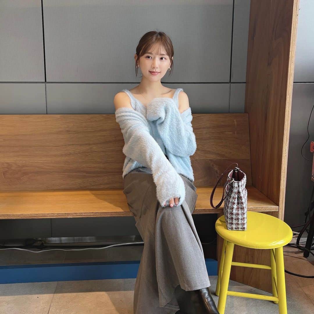 ひよんのインスタグラム：「💙🤍  みずいろ❌グレー👗 かわいいね☺️💕  #ひよん」