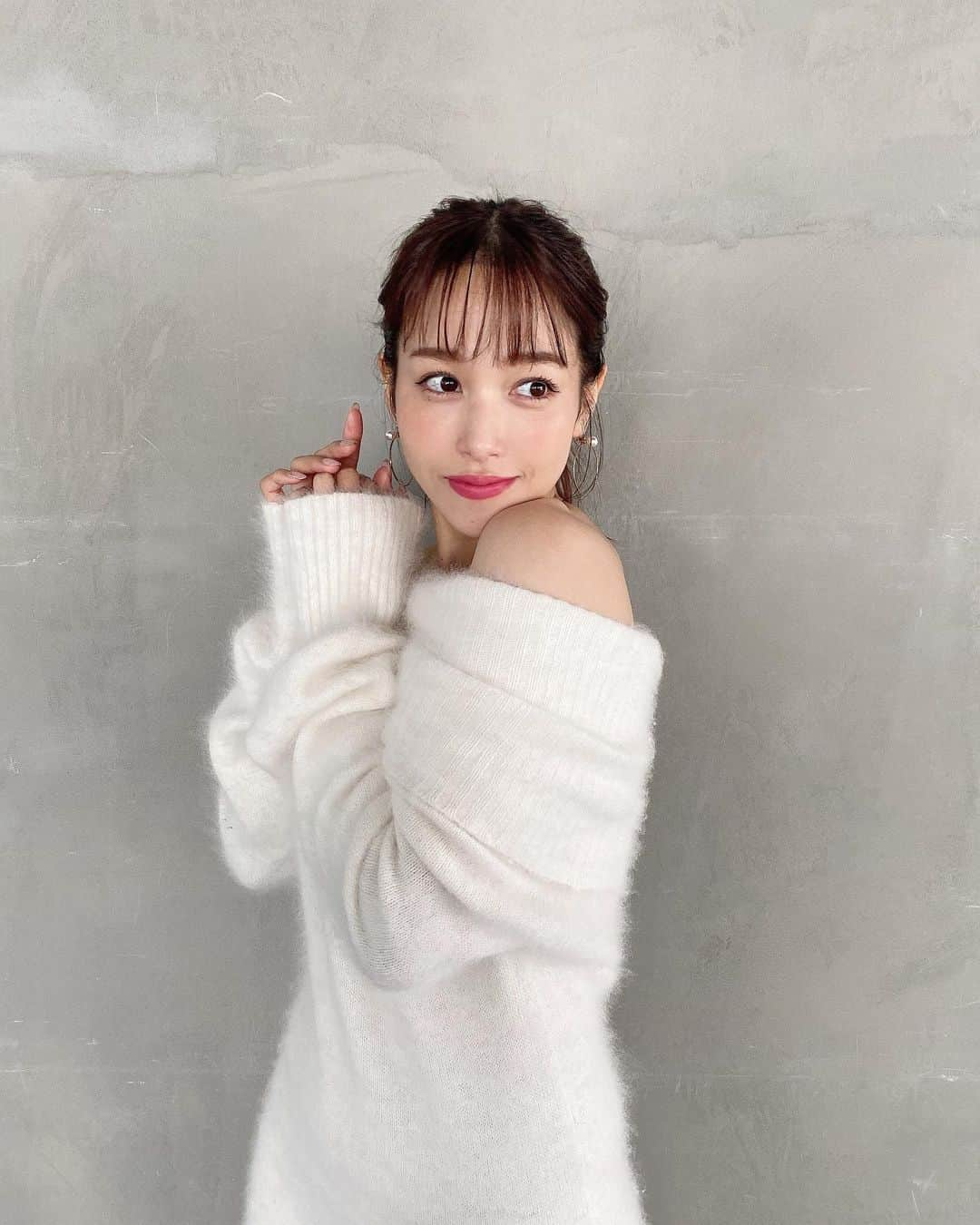 鷲見玲奈さんのインスタグラム写真 - (鷲見玲奈Instagram)「. すごーく楽しい撮影でした💓 ふわふわの衣装なので、いかにも女の子らしい可愛い感じで撮るのかと思いきや、まさかの強めなメイクとポーズでの撮影！🌻  私も初めての挑戦で、みんなであれこれ意見を言いながら作品作りをしている感じが楽しかったです☺️  また近くになったら情報お知らせさせてください💁‍♀️  #撮影 #もふもふコーデ #白ニット #白ニットワンピ #ニットワンピ #オフショルワンピ #オフショルニット #ブーツコーデ #ロングブーツ」10月10日 17時00分 - sumi__reina