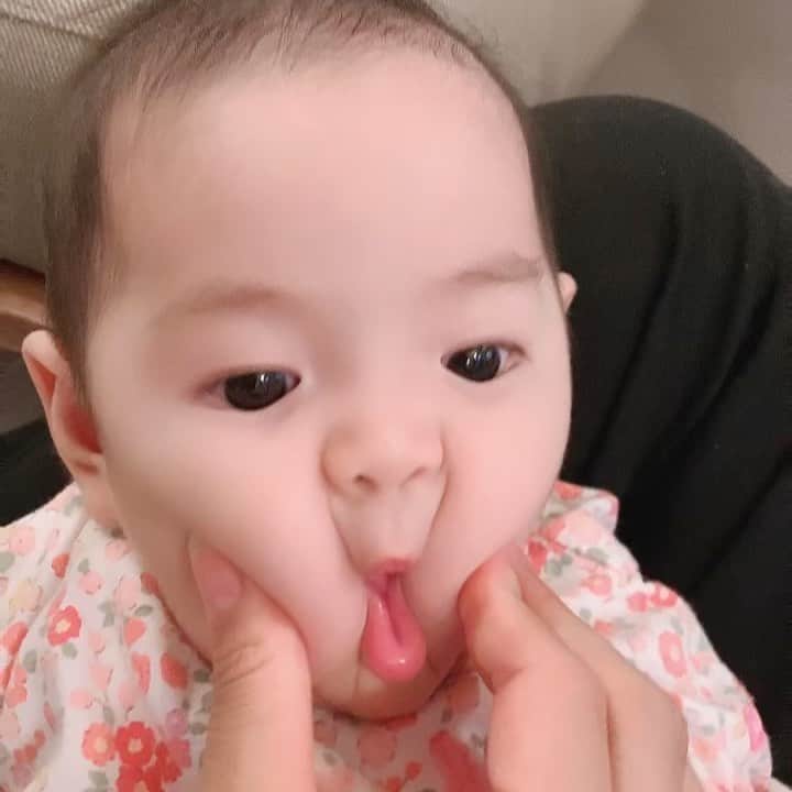 玉城ちはるのインスタグラム：「むぎゅむぎゅすると、声出して笑う笑笑」