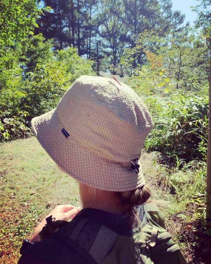 のインスタグラム：「. 朝活👟 思い立ってパッと山に行けるのは田舎暮らしの特権だ〜🌱 みなちゃんありがとう✌🏼 @m8i2n8a   帽子は @thenorthfacejp シアサッカーベントメッシュハットです〜🟠」