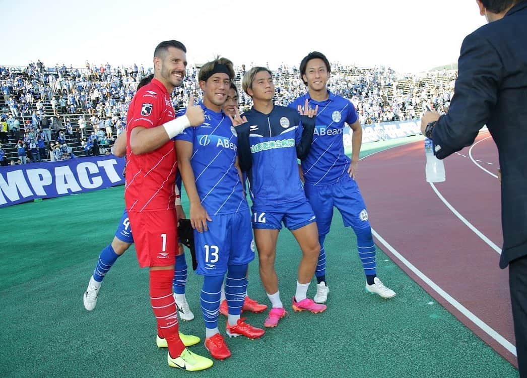 山田康太のインスタグラム：「みんなポーズも目線もバラバラだし主役2人後ろに隠れちゃってどうしようもない写真だけどサポーターバックでいい写真になってた🤥 #かばないすごーる #かばにアシストついたかな #ひかるくんのがないすごーるだったわ #こうきくんゴールの匂いぷんぷん #南くんスタンド見過ぎ #ビクさんポーズも目線も顔もパーフェクト #次もみんなで勝ちましょう」