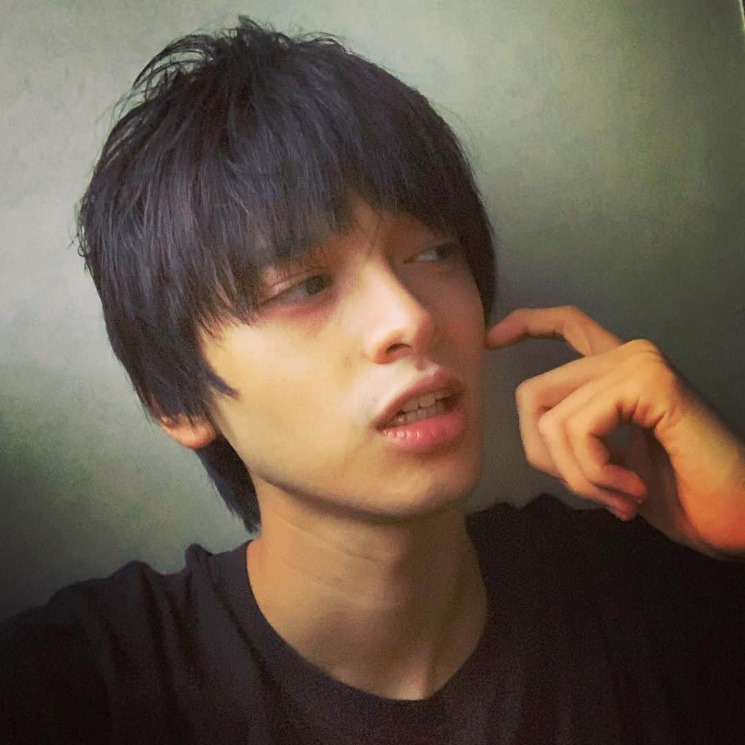 鈴木智有さんのインスタグラム写真 - (鈴木智有Instagram)「昨日大量に洗濯物をしたのですが、部屋の片付けが終わってないため収納スペースがありません  いやあ…みなさんも洗濯物は溜め込まずこまめに洗濯機を回しましょう…  早く部屋片付けないと…  #ずぼら #困り顔  #部屋片付け  #スターダストプロモーション  #スターダスト  #スタダ  #鈴木智有」10月10日 19時27分 - chiari_suzuki_official