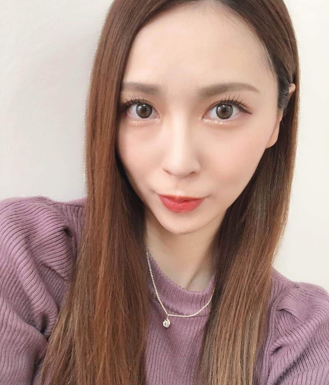 のインスタグラム：「. 最近ずっと気になってた @queenslens のカラコンに 変えてみました☺️♡ 2週間ぐらい待ったけど待ったかい あった！！！凄くよい！！！🥺 #カンナロゼ #ヌードブラウン  #カラコン #クイーンズレンズ  #自撮りの仕方忘れた (真面目に)」