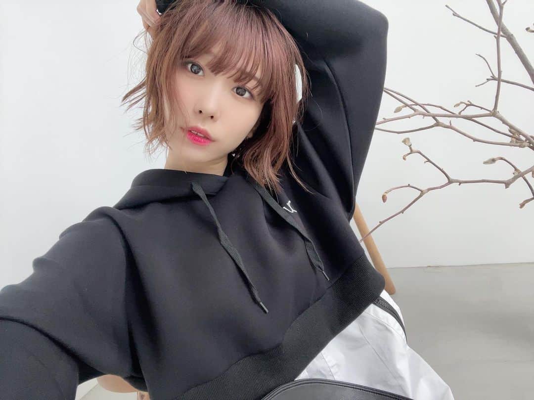 愛美のインスタグラム：「#ショートカット にしました✂️」