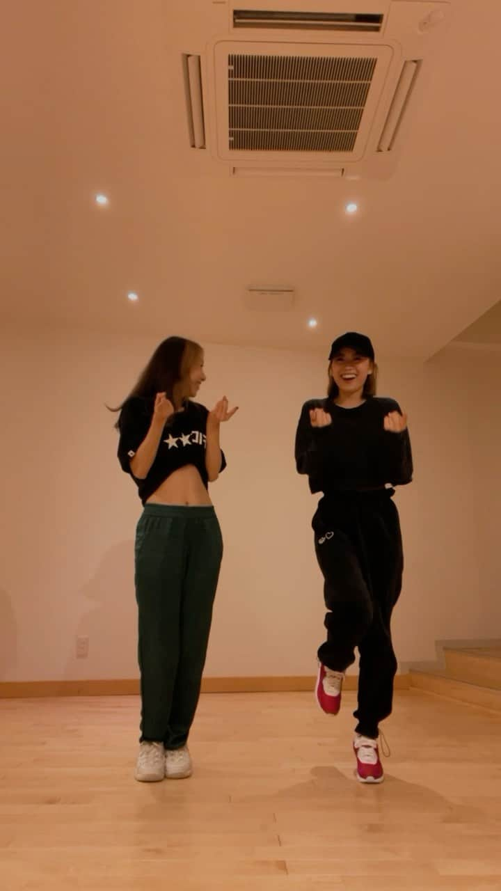 槙田紗子のインスタグラム：「愛夏とTWICEのThe feels踊ってみた👯‍♀️💛　#TWICE #Thefeels #coverdance #踊ってみた #林愛夏 #槙田紗子 #サコツ」