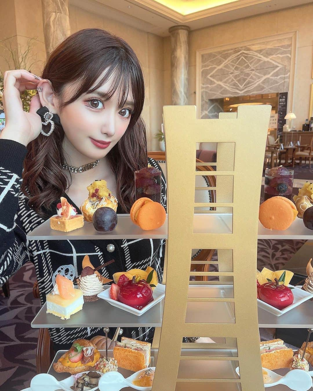 ゆうめろさんのインスタグラム写真 - (ゆうめろInstagram)「･ ･ もうハロウィンの季節だね🎃🌟 秋スイーツ大好き〜〜！！ 今年のハロウィンのコスプレ何しようかな😳💭 ･ #横浜ロイヤルパークホテル  #アフターヌーンティー」10月10日 20時16分 - yk.o0