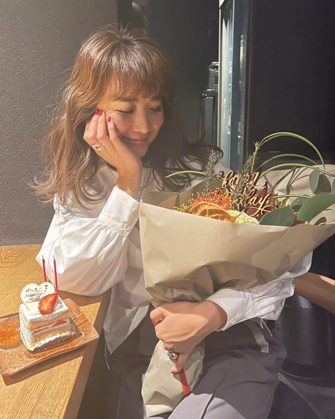 Mai Wakimizuのインスタグラム：「昨夜のayuちゃん @ayuohashiとのdinner♡私のお誕生日がもうすぐなこと、どうせayuちゃんは覚えてないだろうなって思って期待してなかったのに(言い方悪意ある。笑)、お手洗いから戻るとすぐにお店の照明が暗くなりケーキやお花が出て来て第一声目、思わず"えー！ちゃんと覚えててくれてたんやー♡"ってめちゃくちゃ失礼な一言。笑 私の予想とは裏腹にしっかり覚えてくれてて苦手なサプライズも完璧にキメられた〜♡笑 日頃からいつも傍に居てくれてるけど、popupやお誕生日の特別な時は更に想ってくれて愛情いっぱいの愛おしい人♡なんとまた後日もお祝いしてくれるらしく(6枚目参照)、申し訳ない気持ちもあるけどお言葉に甘えてお祝いしてもらおうと思います＼(^o^)／笑 そして驚きの5時間も居座ってしまい、とり篠さんごお世話になりました。笑  #happybirthday#wakkingourmet#とり篠#神戸」