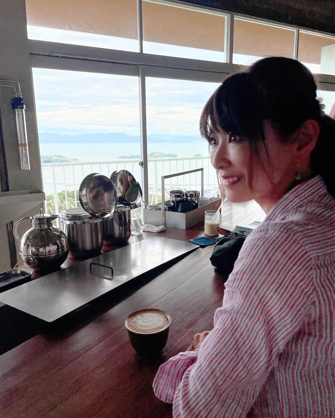 山田佳子さんのインスタグラム写真 - (山田佳子Instagram)「オリーブ園の高台にあるカフェで 美味しいCafe Latte☕️をいただきました 🥰💕 ⁡ #見晴らし最高 #絶景 #居心地いい #空間 #オリーブ園 #山の上  #カフェ #山の上のロースタリ  #牛窓オリーブ園」10月10日 20時32分 - yoshiko117