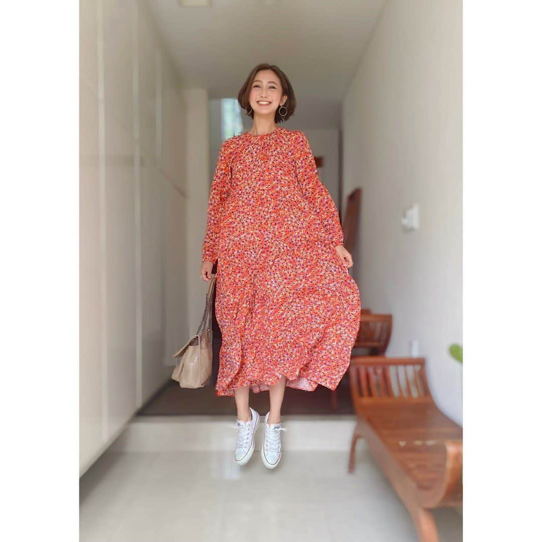 近藤夏子さんのインスタグラム写真 - (近藤夏子Instagram)「.   久しぶりに明るい色のワンピースを❤️ ２枚目、ジャンプしてみましたっっ  お天気も良くて、良いお休みでした〜！ 　 　 明日から月曜日！ 頑張っていきましょう💛  明日の朝はTBSラジオ「伊集院光とらじおと」 聞いてください〜❣️ 明日のゲストは升毅さんです✨ 　 　 #私服　#かこの私服だよ」10月10日 20時44分 - kondokako0804