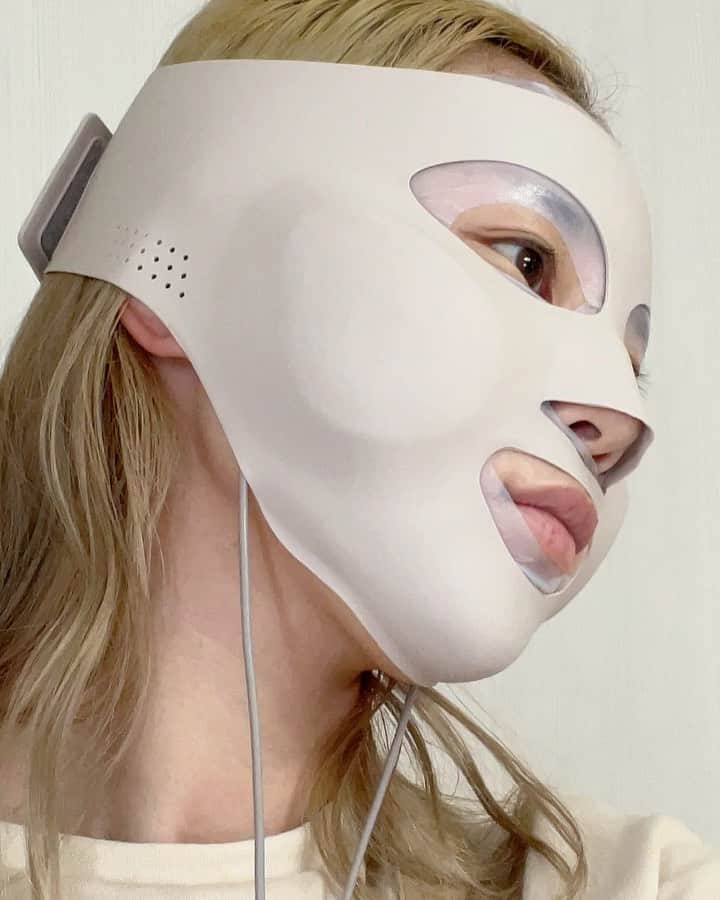 目見田早弥子のインスタグラム：「🕊. 見た目インパクト大な美顔器😂👌🏻✨ この前の投稿で「新しい美顔器が良かった！」と 言っていたのがコレです♡ @panasonic_beauty のマスク型イオン美顔器。 写真だけでは魅力が伝わりづらいと思ったので 動画を撮ってみました💭 １分に収めるために早送りになってて 字幕も早いです、すみません💦🥲 使ってみた感想は.. まずシリコンフェイスマスクの密着感がすごい！ しっかり保湿されてるのを感じました。 圧迫感はありますがお顔全体を持ち上げられているような感じで 心地よいです、苦しさは感じなかったです👌🏻 使用後の肌はうるおってキメが整ったのか 肌がサラサラすべすべして驚きでした😳♡ #パナソニックビューティ#パナソニックビューティ美容部#美容家電#PR#パナソニックビューティ社外美容部#マスク型イオン美顔器#美顔器#美容#beauty#美しさは私の中にある#イオンブースト#覆面保湿」
