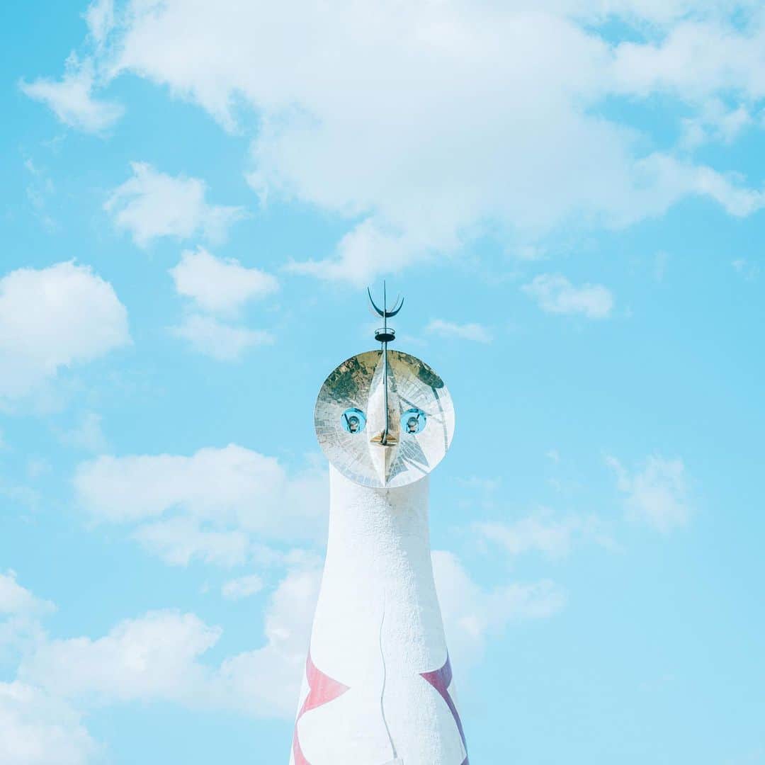Kobe Japan Water artのインスタグラム：「"Tower of the sun" いい天気の日は嬉しそう(に見える) ーーーーーーーーーーーーーーー  最近キャンプを始めて、ハマってしまいました。 カメラのレンズ沼に匹敵する、キャンプグッズ沼に足を取られかけていて、戦々恐々としています💦」