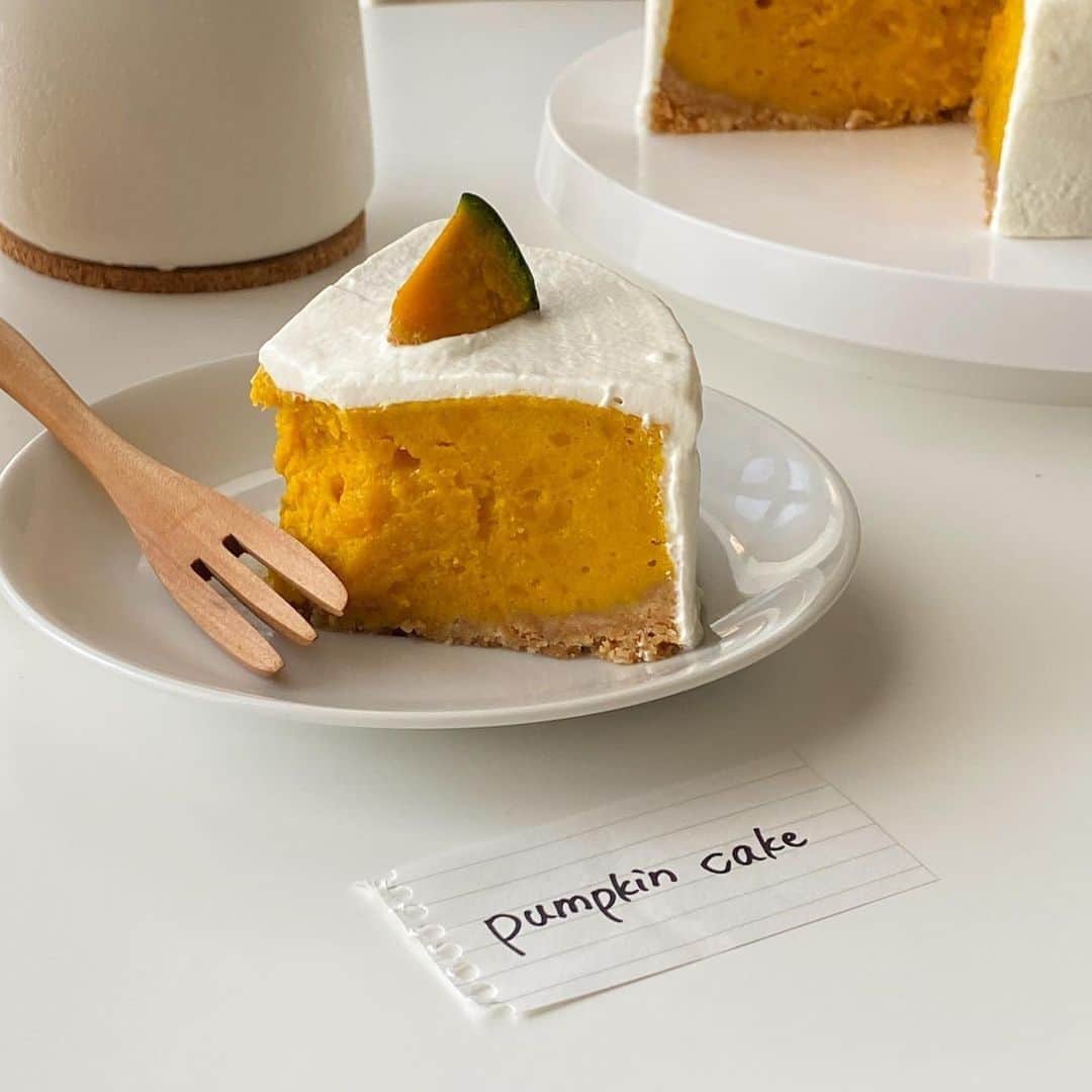R i R y (リリー)さんのインスタグラム写真 - (R i R y (リリー)Instagram)「『 かぼちゃのケーキ🎃』　　  可愛すぎるかぼちゃのケーキのおうちカフェをご紹介🍂 おうちでのハロウィンパーティーの参考にしてみてね❤  ✴︎---------------✴︎---------------✴︎ 📸掲載する写真を募集中📸 カワイイ写真が撮れたら、@velle.jp をタグ付けするか、ハッシュタグ #velle_jp をつけて投稿してみてね♪ velle編集部と一緒にカワイイで溢れるvelleを創っていこう😚🤍 ✴︎---------------✴︎---------------✴︎ #halloween #happyhalloween #ハロウィンスイーツ　#ハロウィンレシピ #かぼちゃスイーツ　　#おうちカフェ #ホームカフェ #手作りお菓子 #パンプキン #おうちカフェ #手作りお菓子 #手作りおやつ #パティシエカメラ部 #おうちおやつ #おやつタイム #おうちスイーツ #ハロウィンお菓子  #ハロウィンお菓子作り #かぼちゃ #かぼちゃレシピ #かぼちゃスイーツ #おうちおやつ #レシピ #おうち時間 #お菓子作り #ハロウィン #ハロウィンパーティー #かぼちゃのタルト #ハロウィンおうちカフェ」10月10日 21時00分 - velle.jp