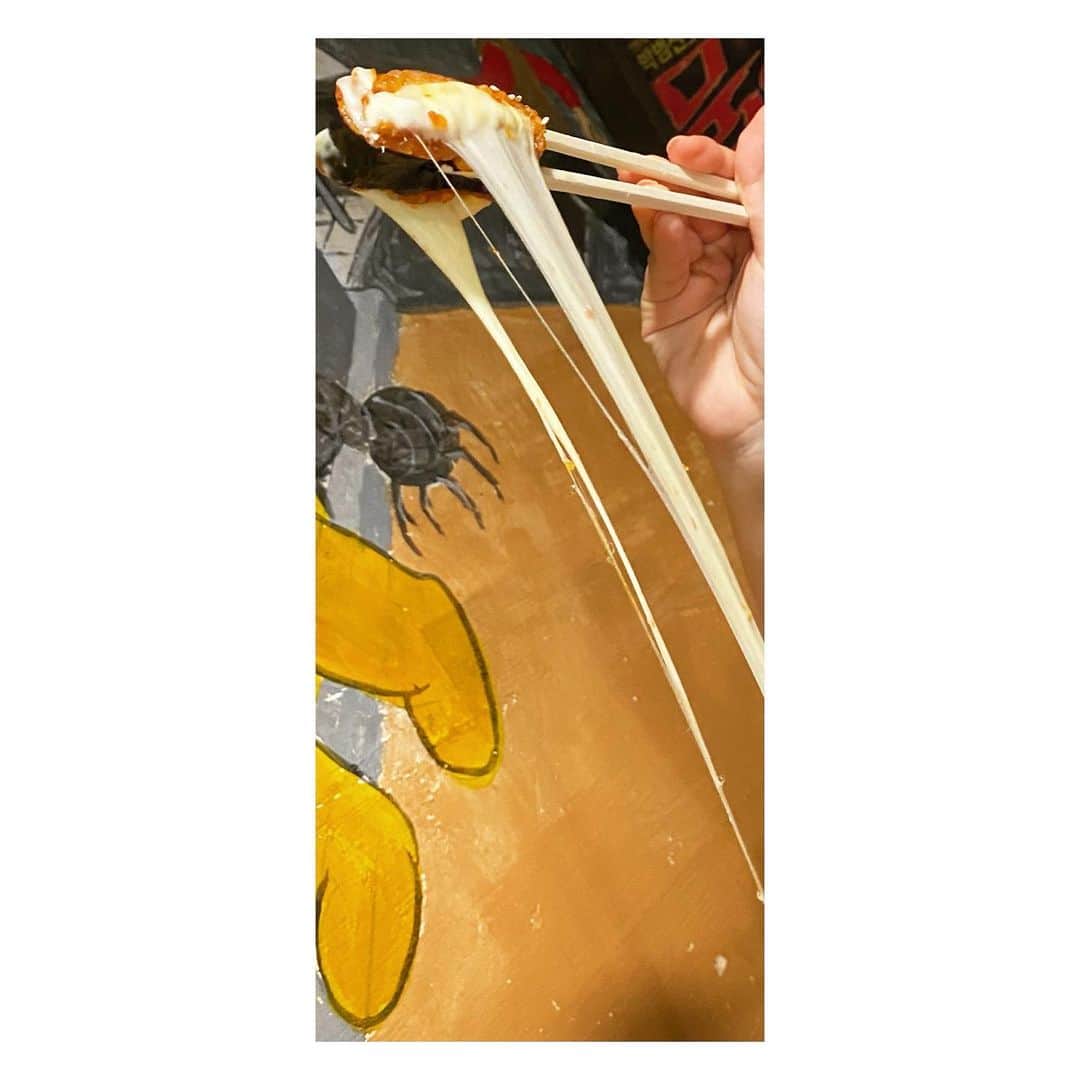 川栄李奈さんのインスタグラム写真 - (川栄李奈Instagram)「朝昼たくさん食べてしまって 夜は食べないと決めたので この写真で我慢します。 ごちそうさまでした🍙🧀」10月10日 21時19分 - rina_kawaei.official