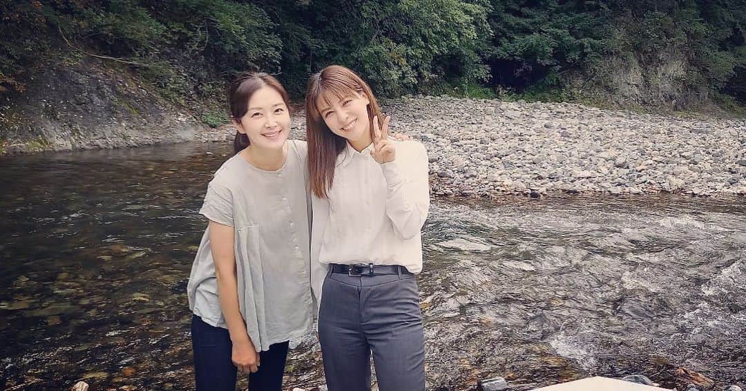 笛木優子のインスタグラム：「정답은 후지이미나양 ~~~😘👏🏻 넘 이쁘죠 😆💕 다들 좋은주말 보냈나요 ~~?? 한국 가고싶다~~😂　  私たち、川で偶然会いました🏞  うそ😂  藤井美菜ちゃんと！」