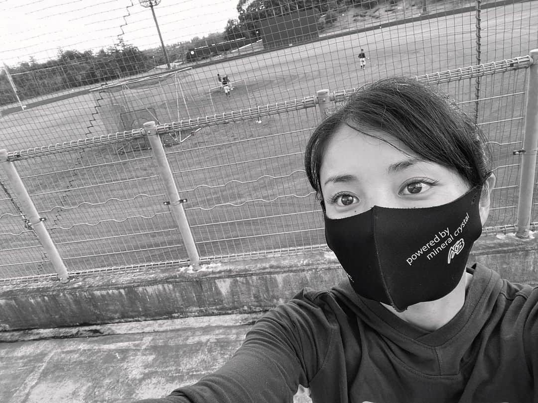 片岡安祐美さんのインスタグラム写真 - (片岡安祐美Instagram)「⚾️  昨日今日とがっつり野球〜♪ お天気良くて最高でした☀️  来週末は関東クラブ選手権！！ 今シーズン最後の大会になります。  みんなで意識改革進行中😎 そんなすぐには変われない。継続が大事！！  人はふと忘れたり、気が抜けちゃったり、妥協しちゃう生き物。 それは仕方ないこと。 だからこそ、みんなで盛り上げていかなきゃね😊👍🏻  安祐美監督のうるささも増してることだと思います笑 よーし！！頑張ろう！！  #社会人野球  #クラブチーム  #茨城ゴールデンゴールズ  #アクセフベルガード   なんかモノクロの気分⭐︎」10月10日 21時23分 - ayumi.kataoka_gg.1