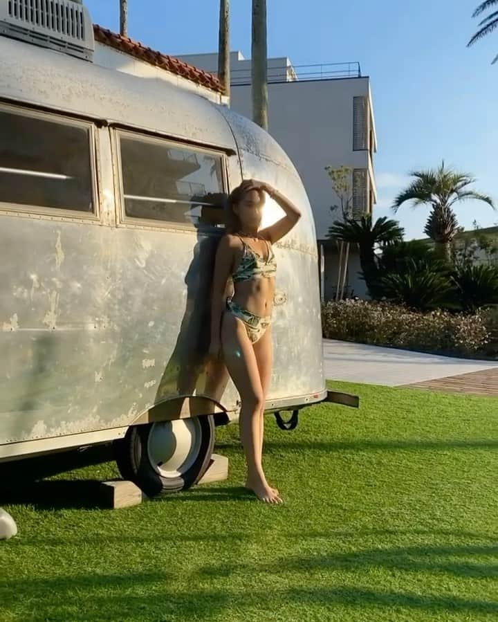 AMIのインスタグラム：「The sun is my living power🌞🌴」