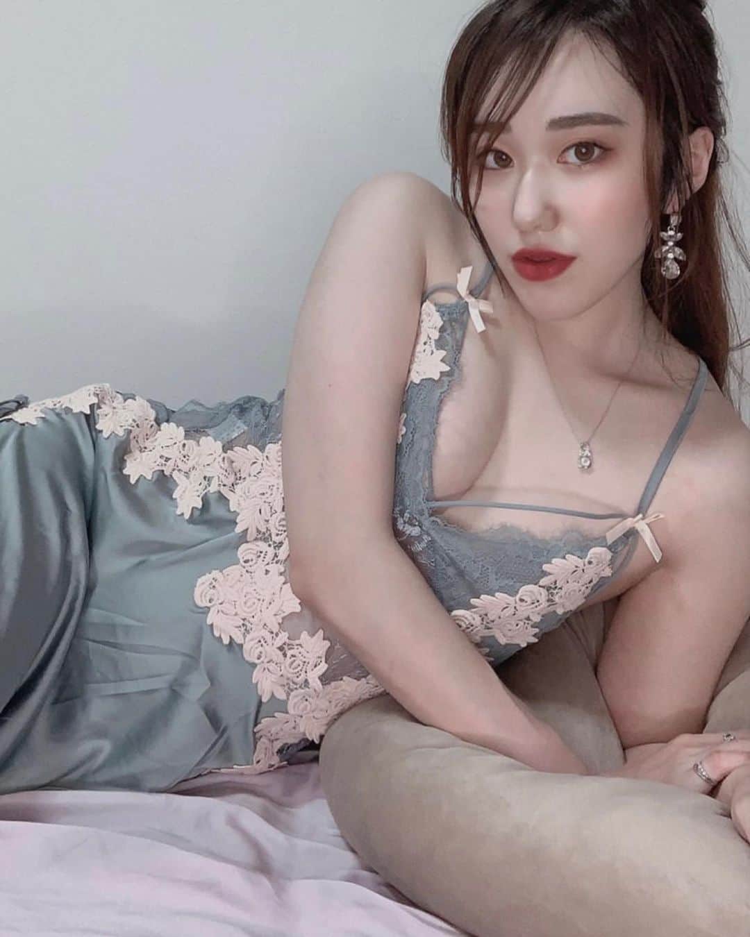 のインスタグラム：「どうも美女色気図鑑です！💕 ＊ ＊ 今回ご紹介するのはこの方‼️ ＊ ＊ とっても可愛い！！🙈💕 お人形さんみたいな綺麗さですね😍💕 ＊ ＊ 他にも素敵な投稿がたくさんあります！✨ ＊ 皆さんも是非チェックしてみてね🧸 ＊ ＊ 明日の投稿もお楽しみに！！ ＊ ＊ #色気 #可愛い #綺麗 #かわいい #写真集 #モデル #美肌 #笑顔 #スタイル抜群 #可愛い #可愛すぎ #会いたい #天使 #美女 #美人 #美しい #清楚 #スタイル #色白 #スタイル抜群 #美脚 #素敵 #カワイイ #応援」