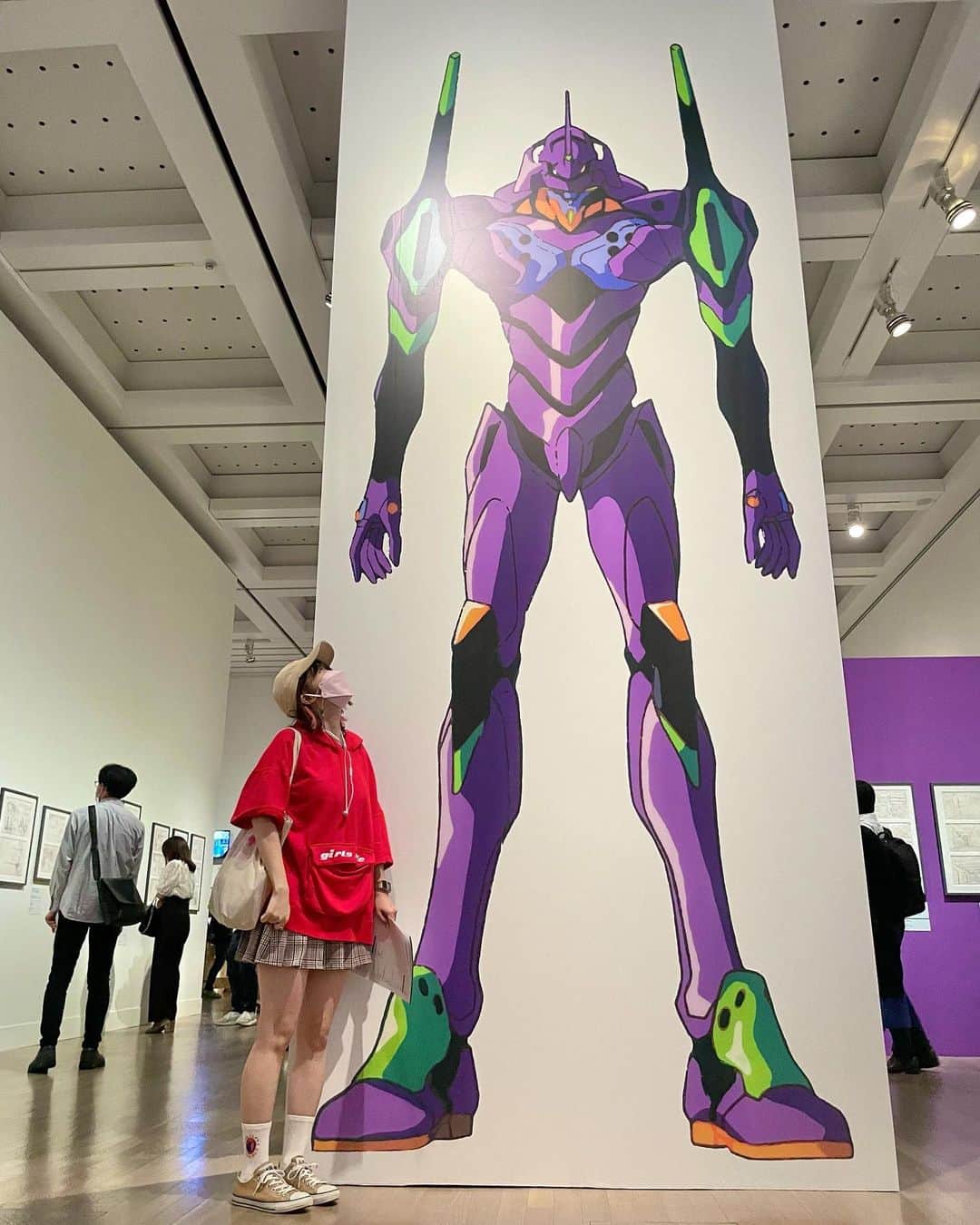 ぱいぱいでか美のインスタグラム：「庵野秀明展🫀 . 国立新美術館へ『庵野秀明展』見に行きました！ 展示の名の通り庵野さんの人生を辿るように 膨大な資料数と各関係者のとんでもない協力っぷり 凄まじい展示でした……！ てか庵野さんそんなとこまで…そんなとこまで自分の手で…… ってなりました。ありがとうありがとう……。 エヴァはもちろん、ナディアの資料や 落書き含めた様々な書き込んだ指示、 プロの道に至るまでの学生時代の作品みれたの最高でした！ 展示もしっかり見て、グッズも見て コラボドリンクも飲んで…ってしてたら 4時間ちょっとはかかったので ちゃんと余裕持って訪れることをおすすめします。 . #国立新美術館 #庵野秀明展」