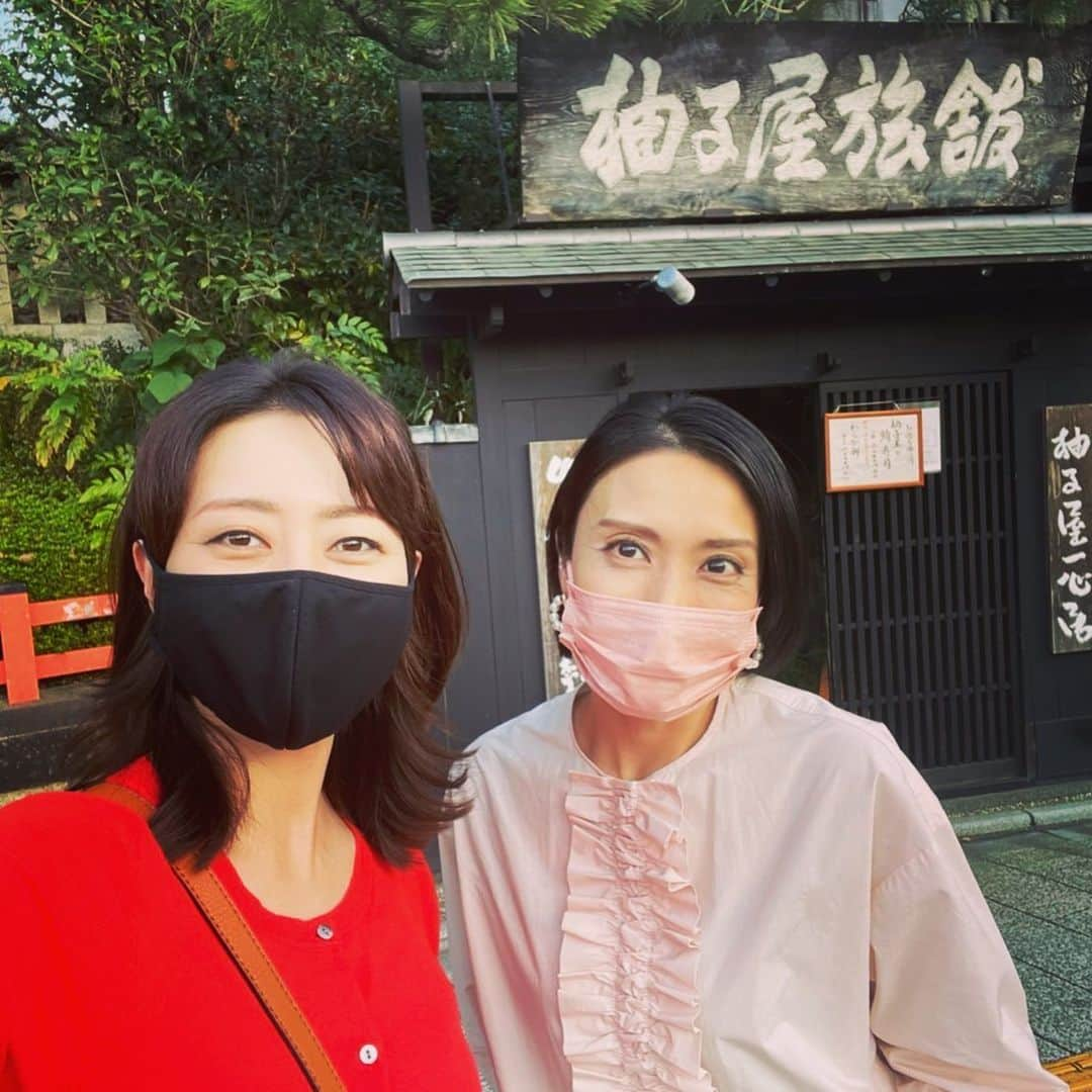 松川浩子さんのインスタグラム写真 - (松川浩子Instagram)「緊急事態宣言明けたから 京都でご飯  いつもこの時期になると 食べたくなる 柚子鍋  元後輩の史ちゃんと たまたま合流できて 2人で満喫してきました！  積もる話がいっぱいあって 止まらない💦  次はまた お泊まりコース 考えないと、だね。  よく見たら 赤とピンクで 女子な私達、でした。  #一心居柚子屋旅館 #柚子鍋#柚子#昔せやねんのロケで行ってからファン#ここに一度泊まってみたい#京都の実家に帰ってた#史ちゃんはたまたま京都に来てた#たわいもないことメールしてて急遽合流#思い立って行動したけど大満喫」10月10日 21時42分 - hiroko_matsukawambs