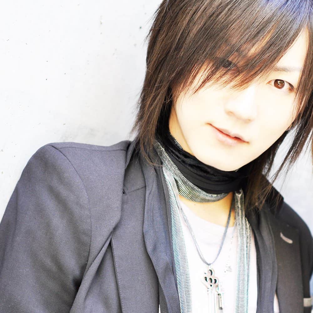 浅葉智のインスタグラム：「“Cantabile”  Your smile makes me smile.  #photoshoot #guitarist #model #music #jrock #visualkei #japanese #smile」