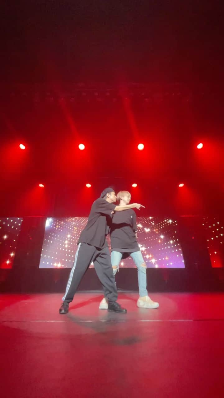 花村想太のインスタグラム：「#FriendLikeMe をはやちゃんと2人で本気出して #踊ってみた ^_^ in名古屋！！  全員ver.はTikTokをチェックしてね！  演出していただいたMASAOさん、協力してくださったスタッフさんありがとうございました！ @masao_mob   @willsmith @hoodie_famfam  @nickyandersen @jamizzi @da_ice_hayate_wada #Da_iCE #Natural_Lag #UPSTART #ナチュラグ #花村想太 #フレンドライクミー #dance #ダンス  #friendlikemechallenge  #aladdin #disney」